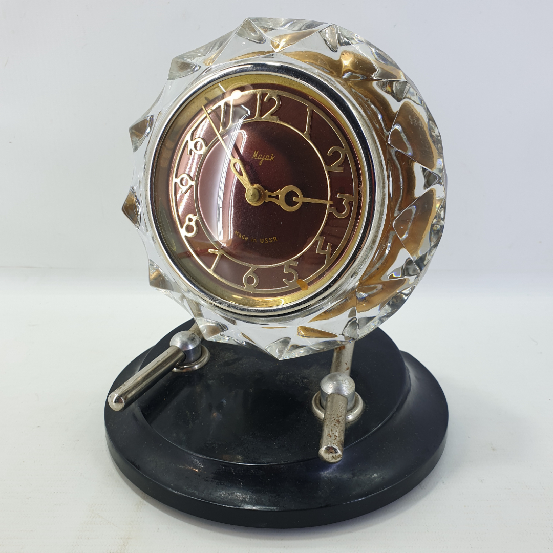 Настольные часы "Маяк" со стеклянным корпусом на подставке, не работают, СССР. Картинка 1